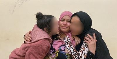 فرحة السيدة كريمة مع ابنتيها بعد الحكم بالبراءة