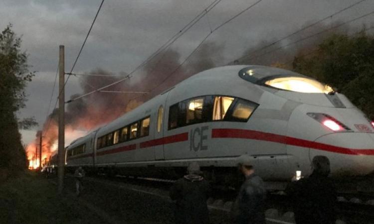 إنقاذ أكثر من 100 راكب من قطار اشتعلت فيه النيران