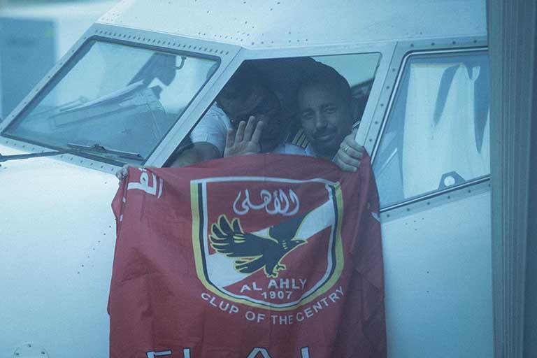 قائد رحلة مصر للطيران يرفع علم الأهلي