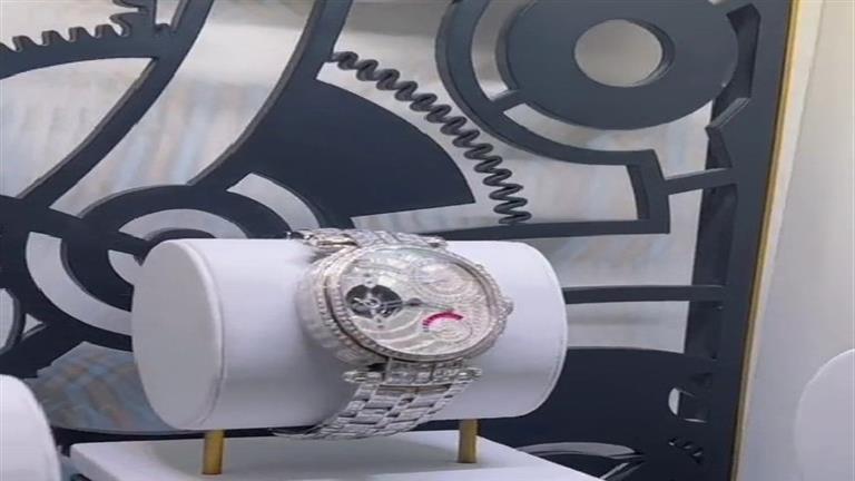 شاب سعودي يشتري ساعة ثمنها ملايين