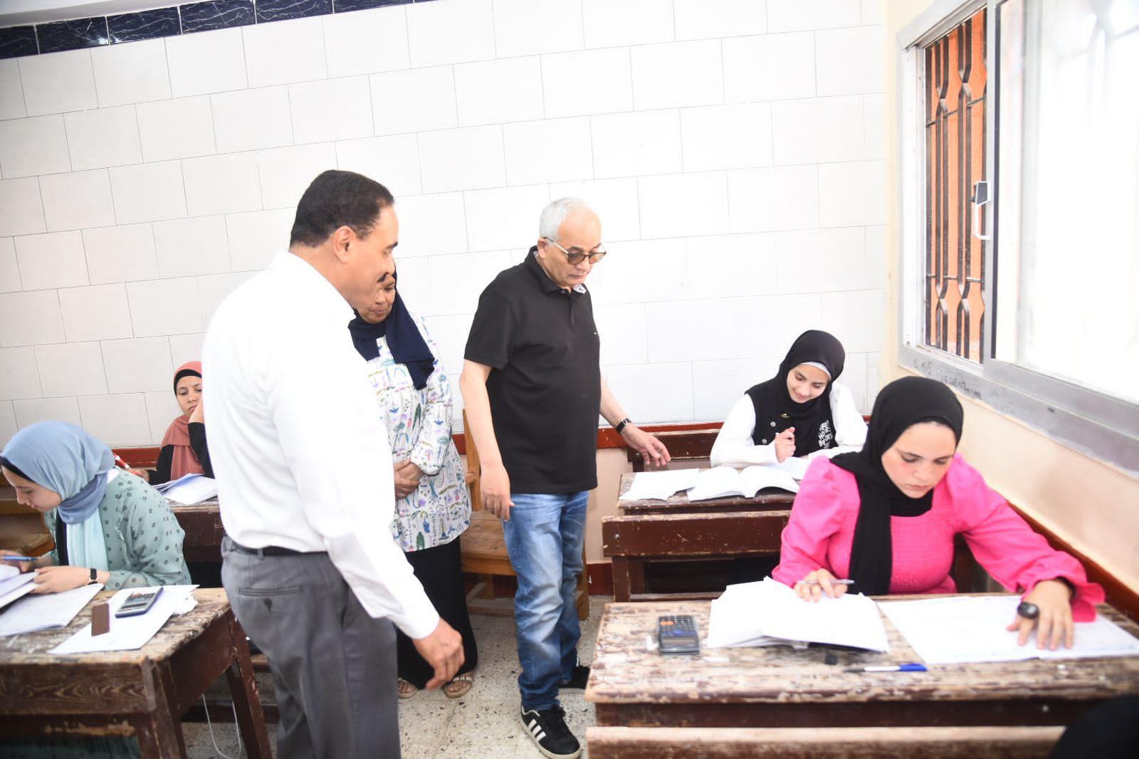 وزير التربية والتعليم يتفقد لجان الامتحانات (2)