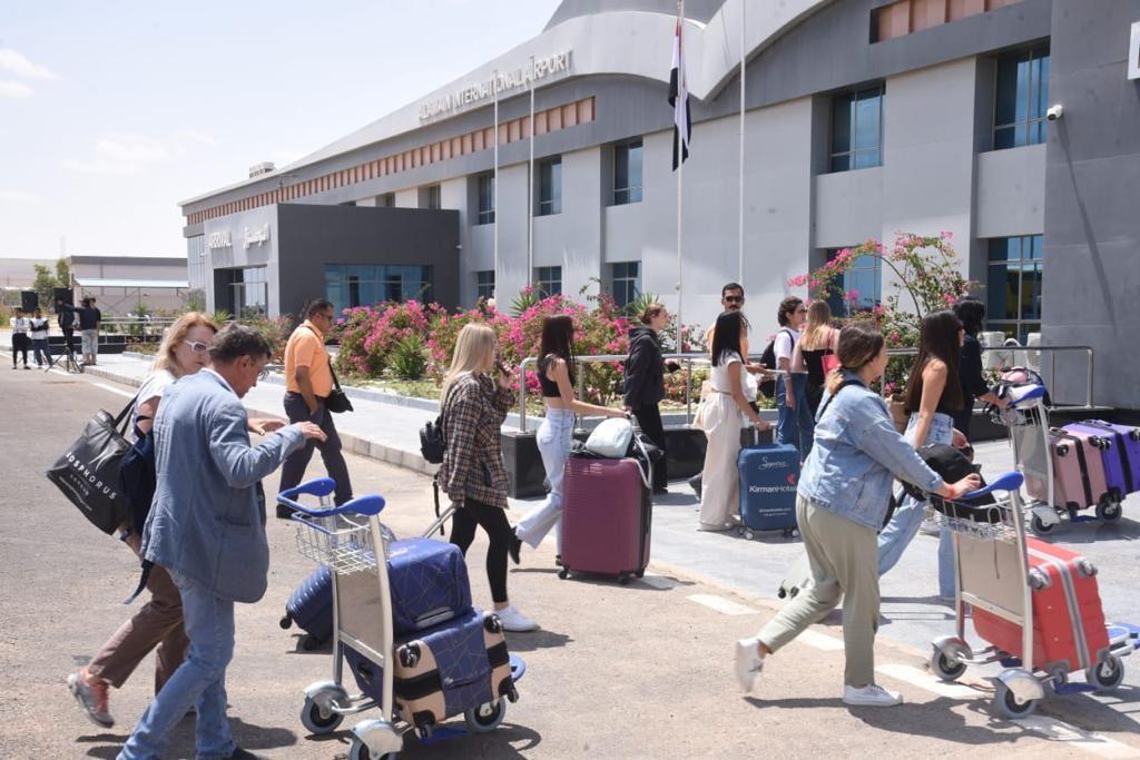 وزير الطيران المدنى يتفقد حركة التشغيل بمطار العلم