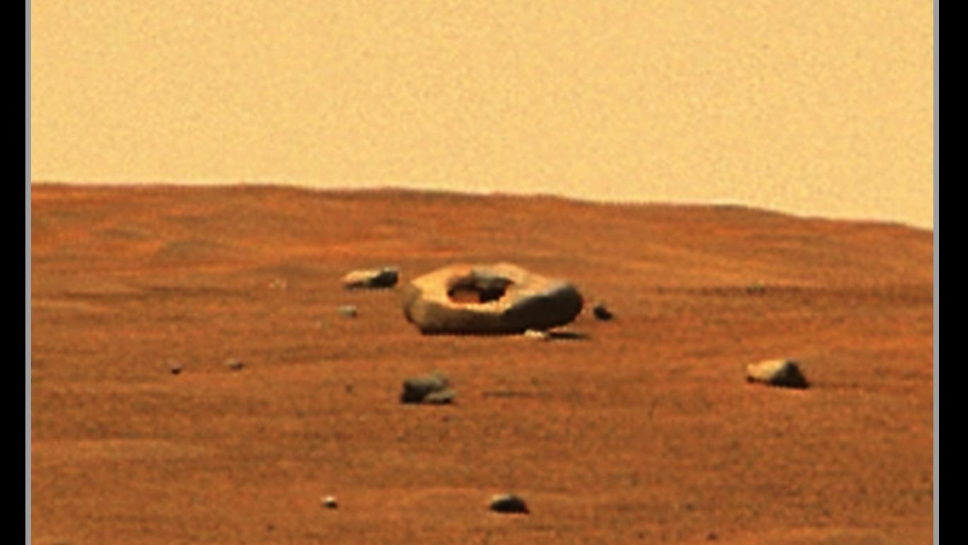صخرة على شكل كعكة دونتس على سطح المريخ