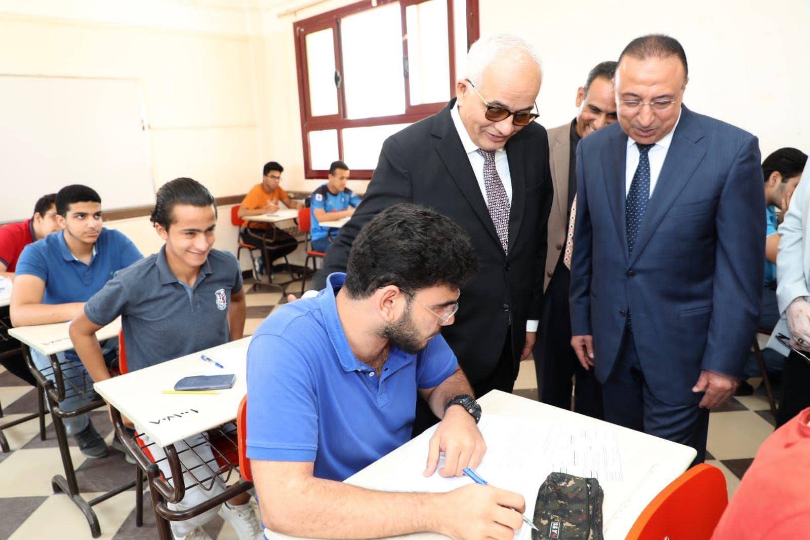 الدكتور رضا حجازي يتفقد امتحانات الثانوية العامة 