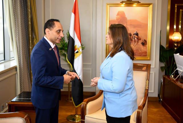 وزيرة الهجرة تبحث خطط إدماج الأطباء المصريين بالخا