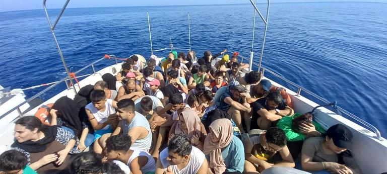 إنقاذ 140 مهاجرا دفعتهم اليونان إلى المياه التركية