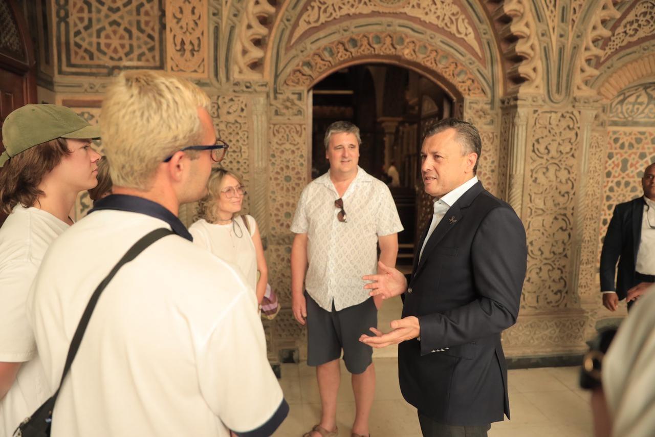 وزير السياحة يلتقي مجموعة من السائحين