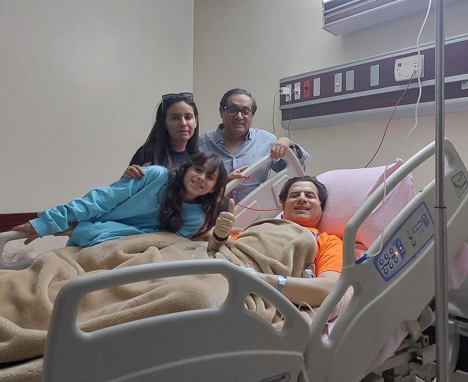 المخرج عادل عوض مع شقيقه من غرفة العمليات 1