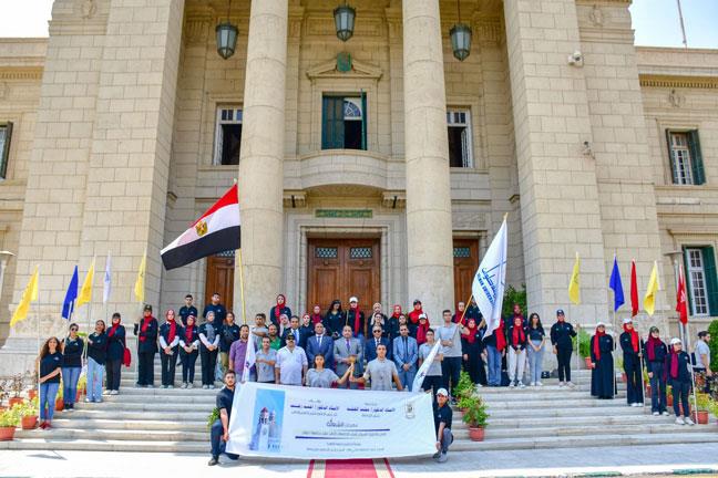 جامعة القاهرة تتسلم شعلة أسبوع شباب الجامعات