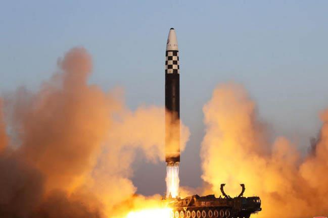 أميركا تختبر صاروخاً عابراً للقارات لتجنب تصعيد ال