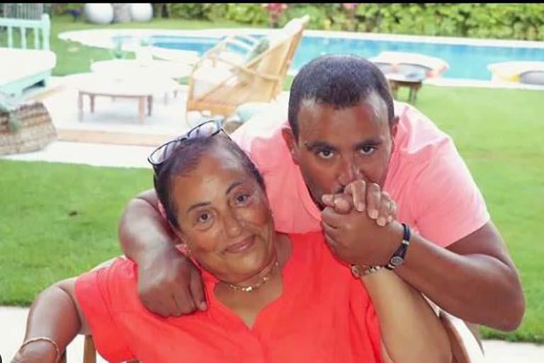 السقا ووالدته