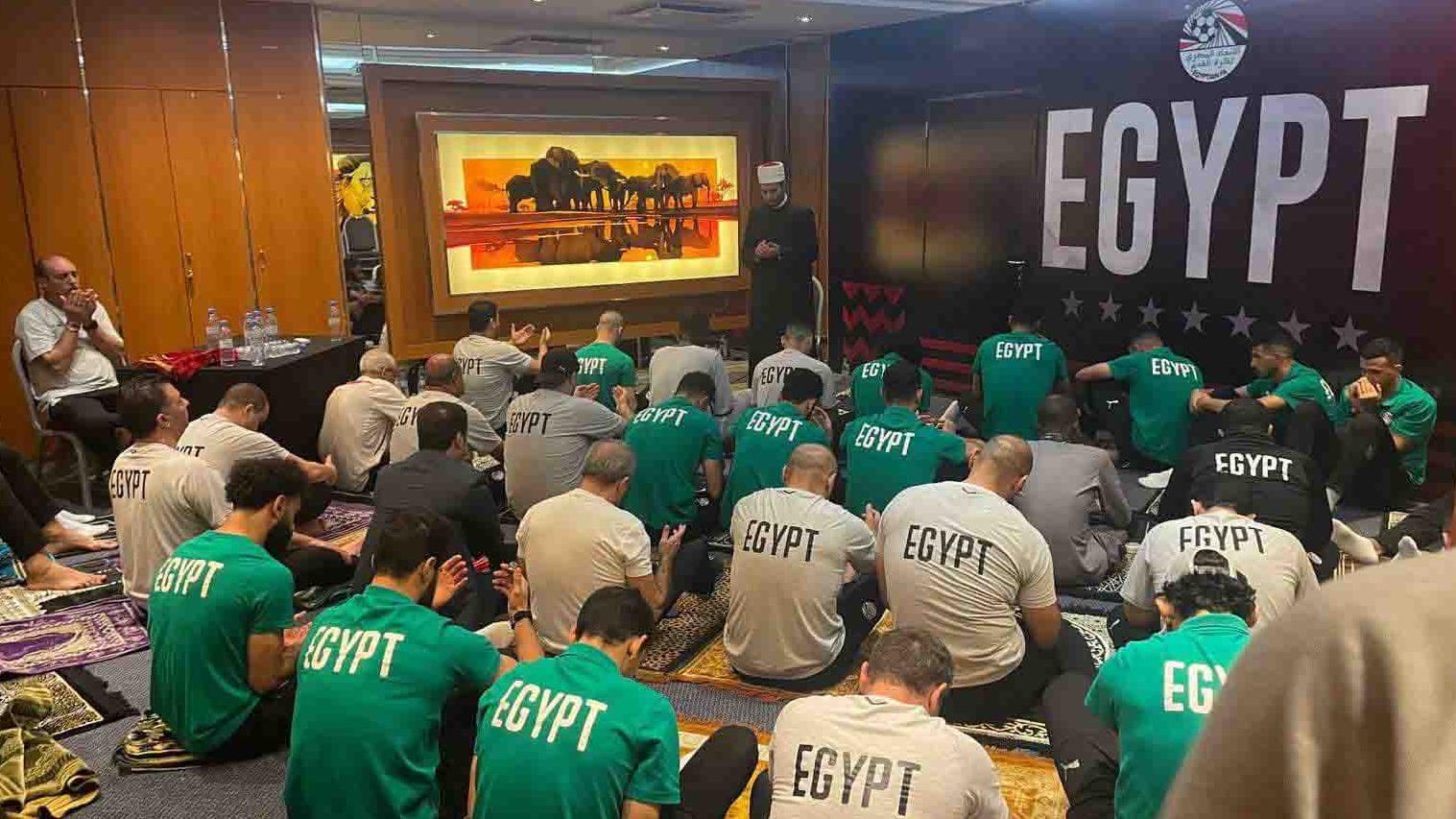 المنتخب يؤدي صلاة الجمعة بفندق الإقامة