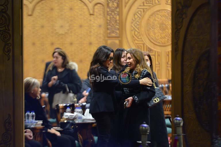 لطيفة مع نجوم الفن والإعلام بعزاء والدتها