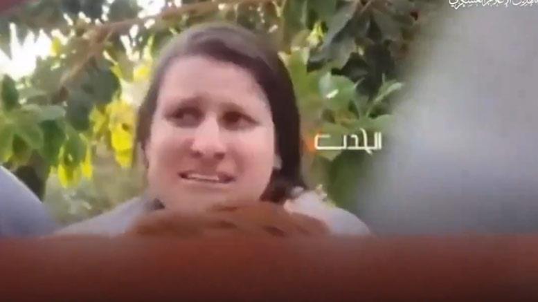 صورة من مقطع فيديو يحمل رسالة إلى عائلات الأسرى
