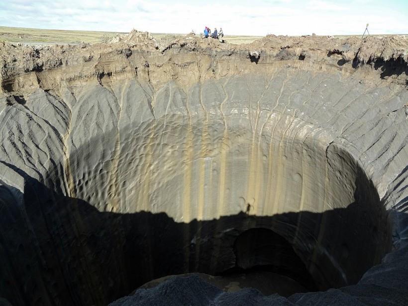 حفرة عملاقة في سيبيريا يرجح أنها بسبب انفجار الغاز