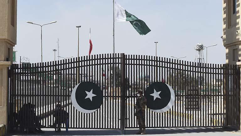 باكستان تغلق حدودها مع إيران وتخُلي مواطنيها بالمن