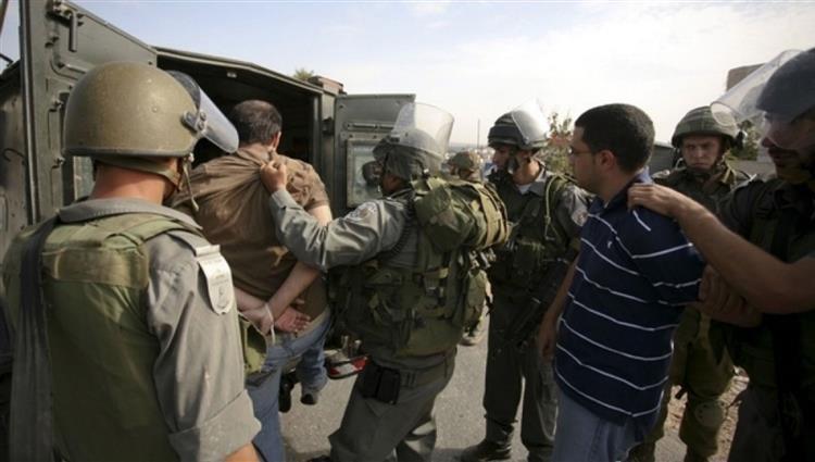 جيش الاحتلال الاسرائيلي يعتقل فلسطينيين - أرشيفية