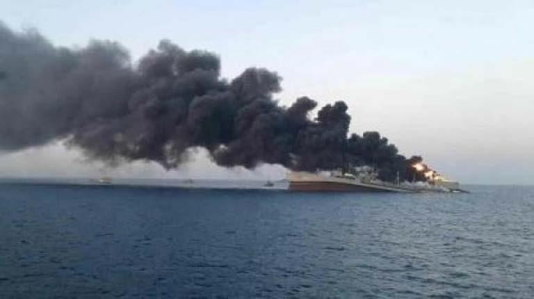 اندلاع حريق نتيجة إصابة سفينة تجارية بصاروخ جنوب ش