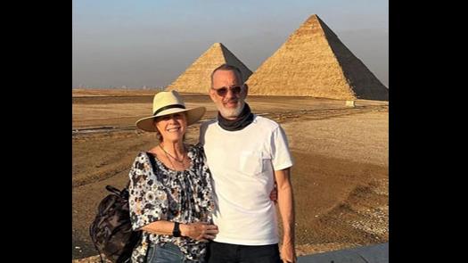 الممثل الأمريكي توم هانكس وزوجته يزوران الأهرامات 