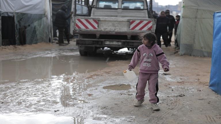 الأمطار تفاقم معاناة النازحين في غزة