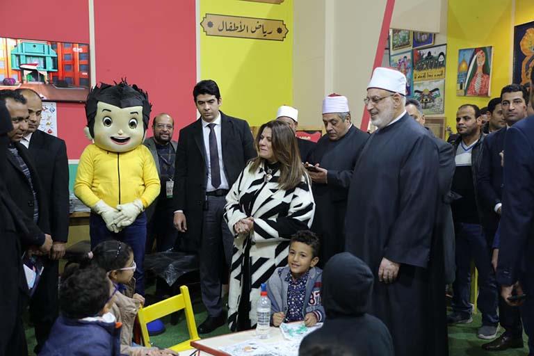 وزيرة الهجرة تتفقد جناح الأزهر بمعرض الكتاب (1)