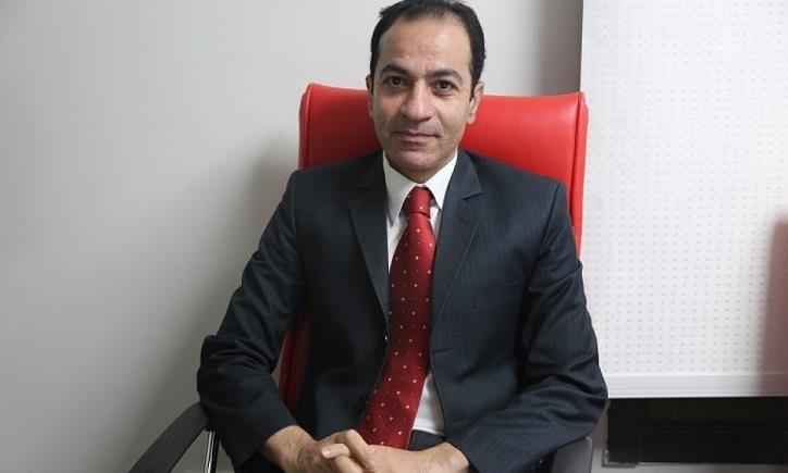 هشام إبراهيم، أستاذ التمويل والاستثمار