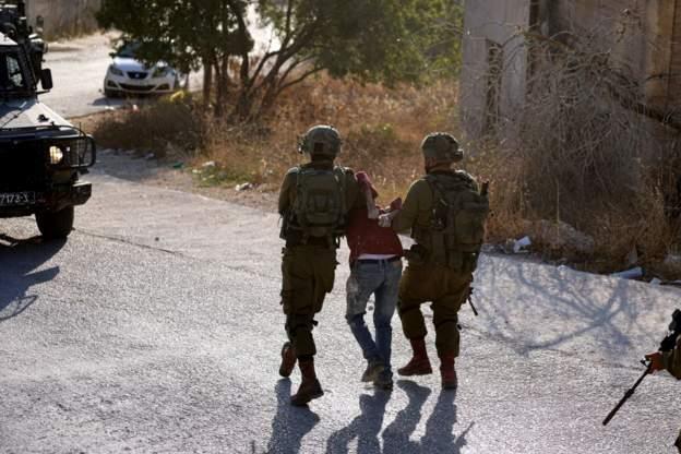 صورة أرشيفية لاعنقال الجيش الإسرائيلي شاباً فلسطين