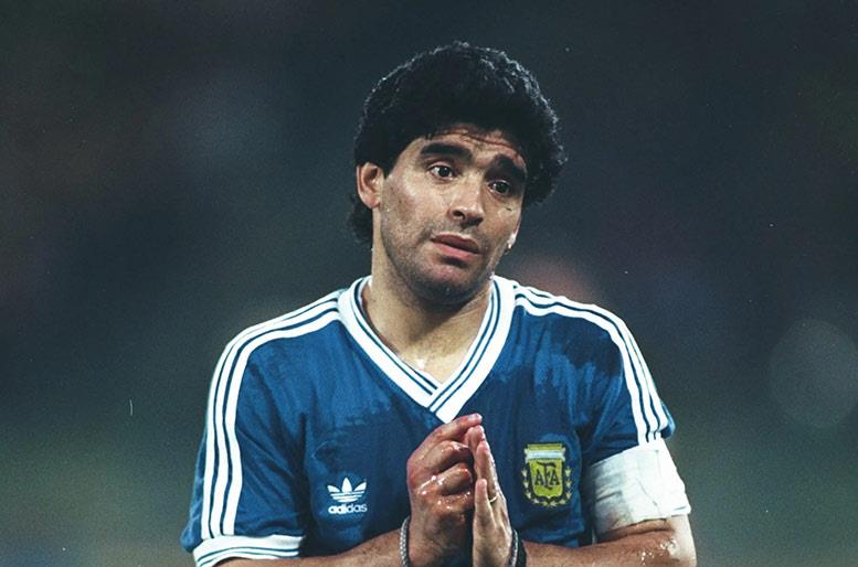 دييجو مارادونا لاعب نابولي والأرجنتين السابق