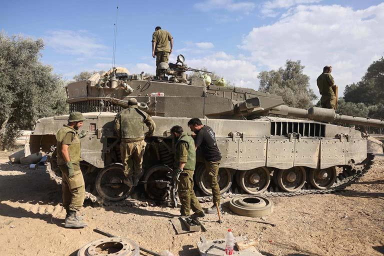 عائلات إسرائيليين قتلوا بقذيفة دبابة للجيش في 7 أك