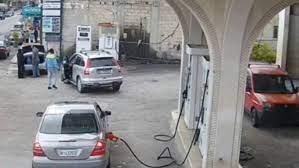 لبناني ينسى خرطوم البنزين في سيارته