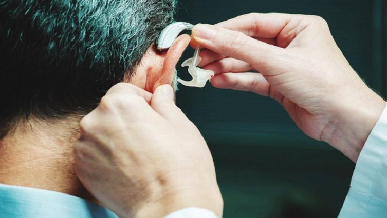 ارتداء سماعات الأذن قد يساعد على درء خطر حالة مهدد
