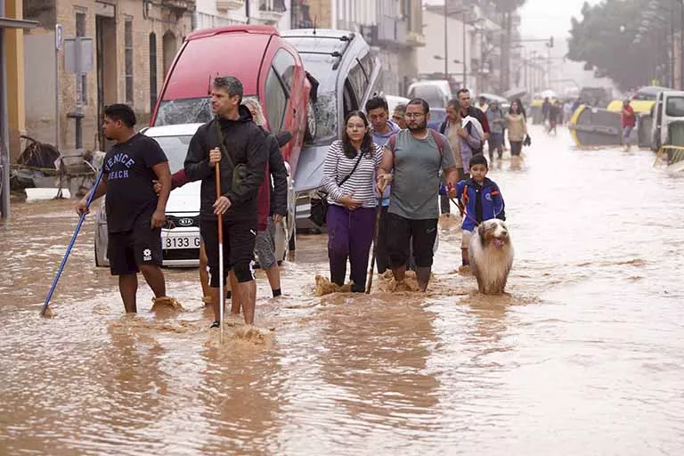 فيضانات عارمة مدينة فالنسيا جنوبي شرق إسبانيا