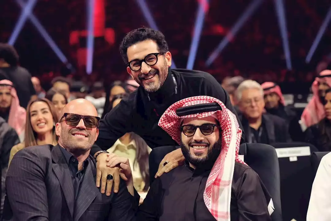 أحمد حلمي ينشر صورة مع جيسون ستاثام ويعلق قابلت ملك الأكشن