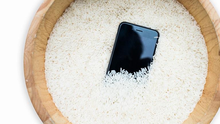 وضع الموبايل المبلل في الأرز قد يفسده تماما