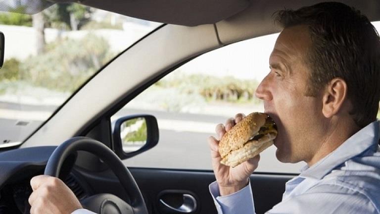 الأكل أثناء القيادة