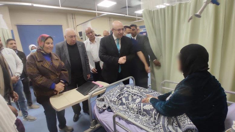 محافظ بني سويف يتفقد الحالة الصحية لمصابي غزة في ا