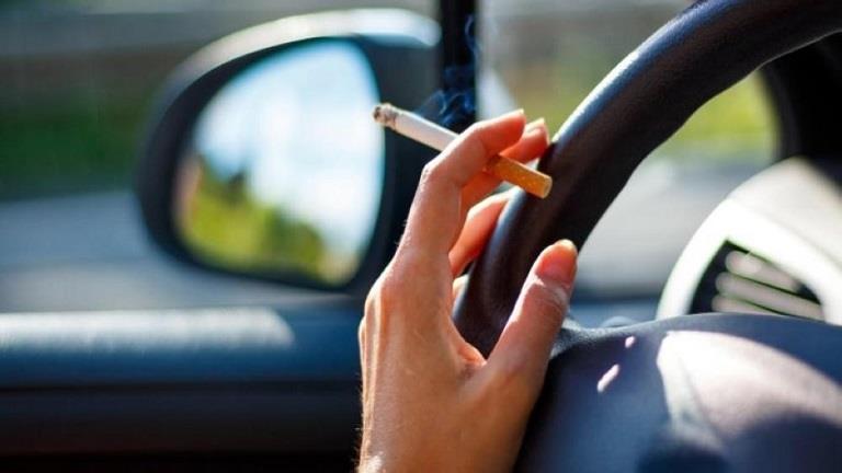 التدخين أثناء القيادة