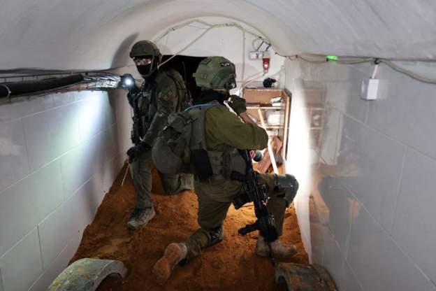 جنود إسرائيليون داخل نفق ادعى الجيش أنه نفق أسفل (