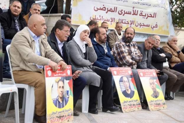 يطالب الفلسطينييون بإطلاق سراح السجناء من السجون ا