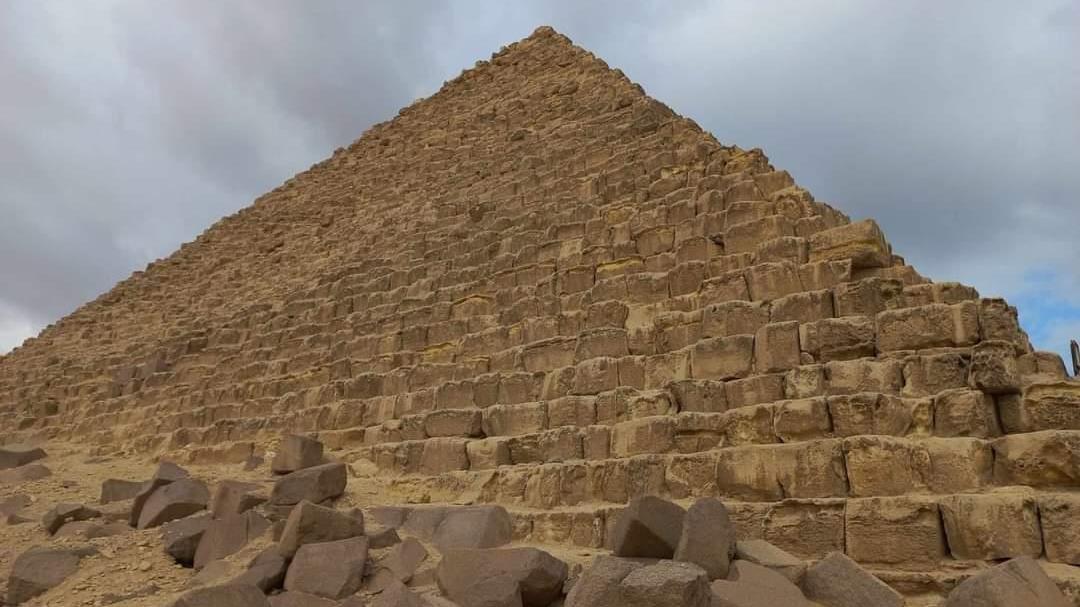 اللجنة العلمية لمراجعة ترميم هرم منكاورع ترفض مشروع القرن