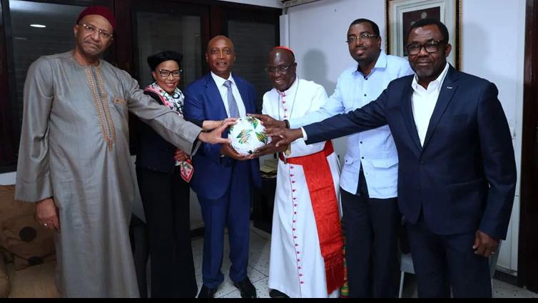 رئيس الاتحاد الأفريقي يتبرع الكنيسة الكاثوليكية وا