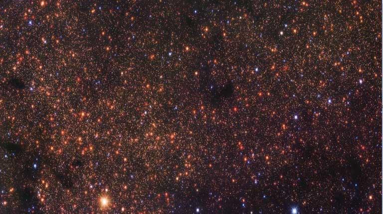 مئات الآلاف من النجوم موجودة في هذه الصورة بالأشعة