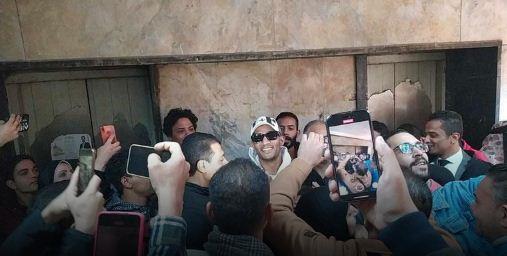 الجمهور يحاصر محمد رمضان