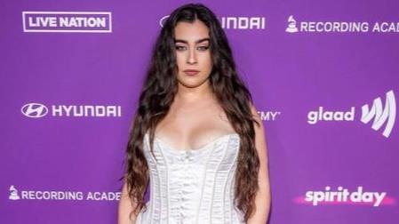 المغنية الكوبية لورين هراقي