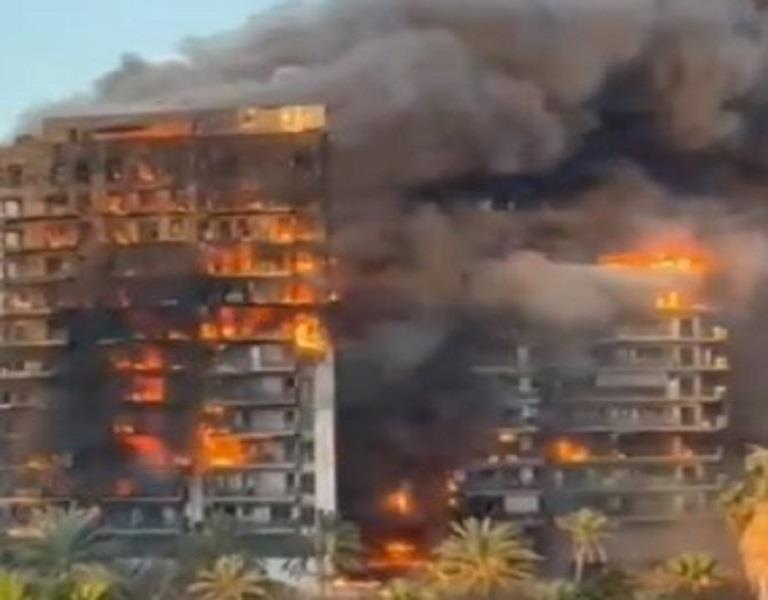 حريق هائل في مبنى سكني ضخم بمدينة فالنسيا الإسباني