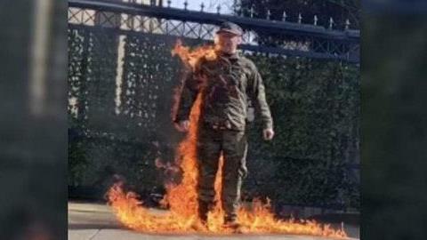 جندي أمريكي يشعل النيران في نفسه احتجاجًا على الحر