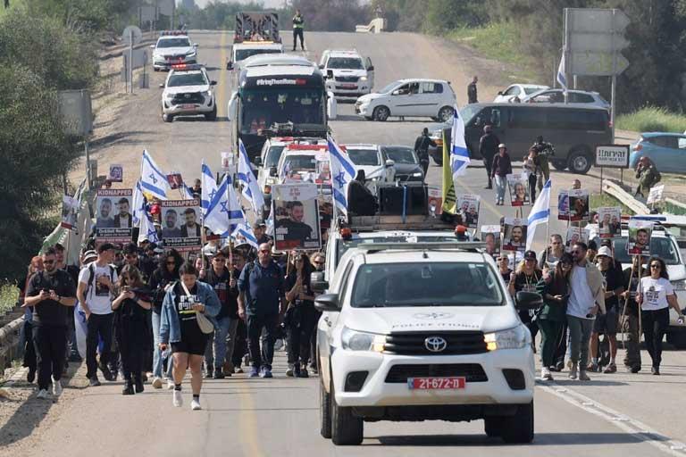 أسر الأسرى الإسرائيليين تنظم مسيرة من حدود غزة