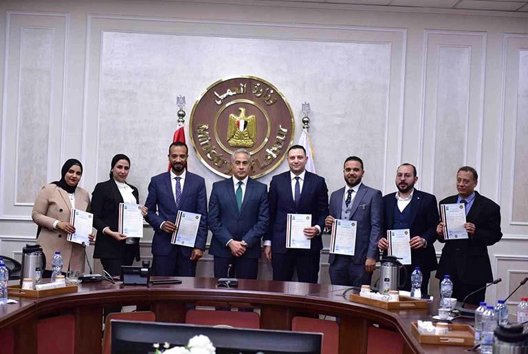 وزير العمل يُسلم الدفعة الأولى من الرخص الدائمة لمراكز التدريب المهني