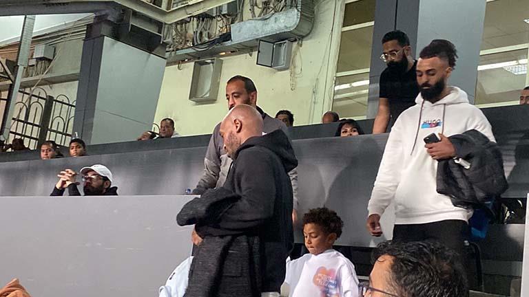 شيكابالا يؤازر الزمالك بصحبة ابنه (2)