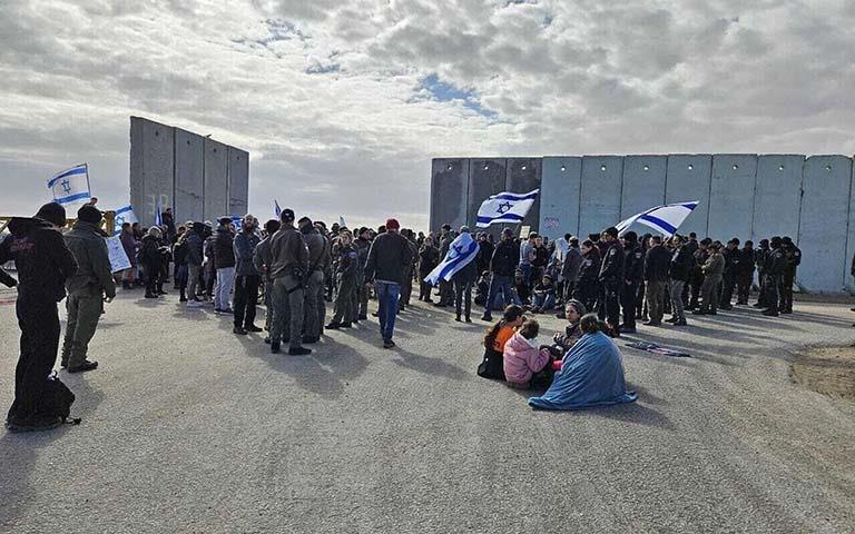 متظاهرون إسرائيليون يدخلون قطاع غزة ويرفضون المغاد